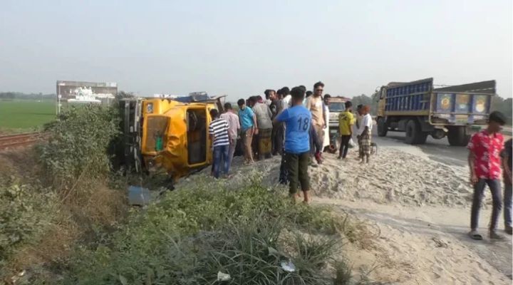 ঢাকা-টাঙ্গাইল-যমুনা সেতু মহাসড়কে ট্রাক উল্টে নিহত ১